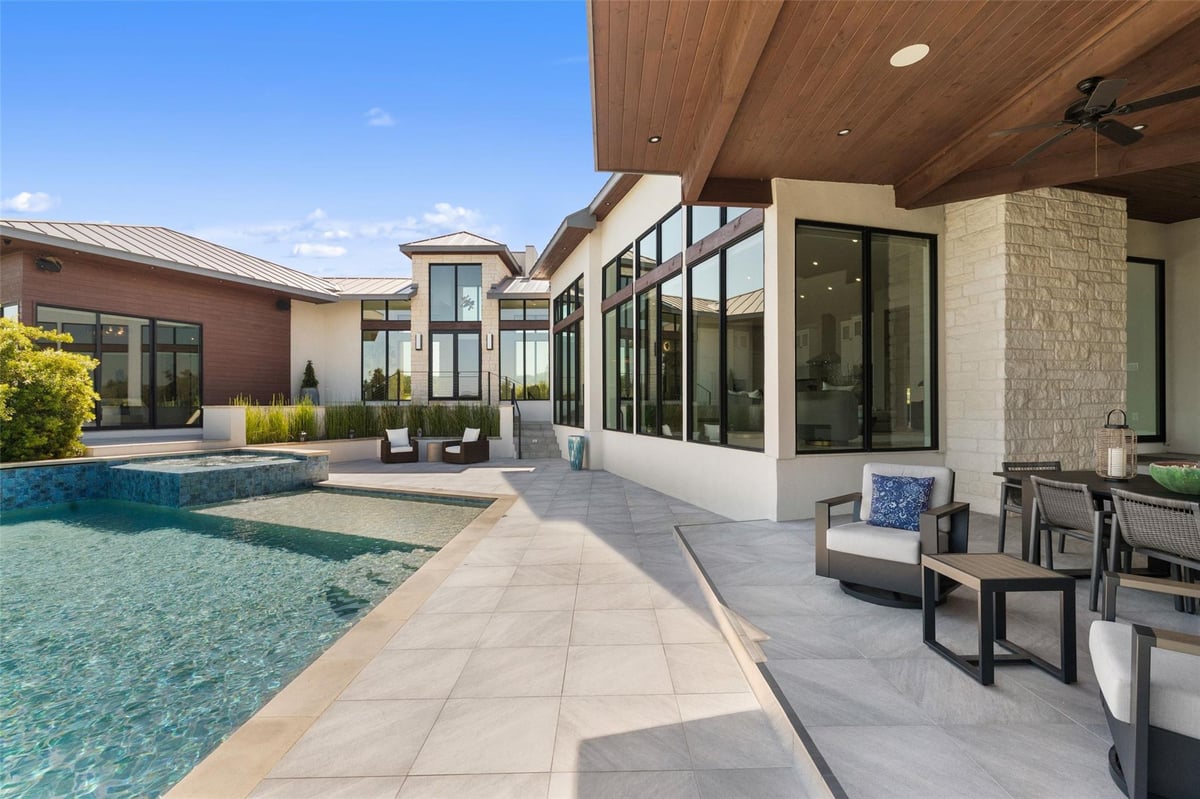 612 Overlook PKWY - front exterior - Luxury home in The Trails Of Lake Lbj Ph1, Horseshoe Bay, TX