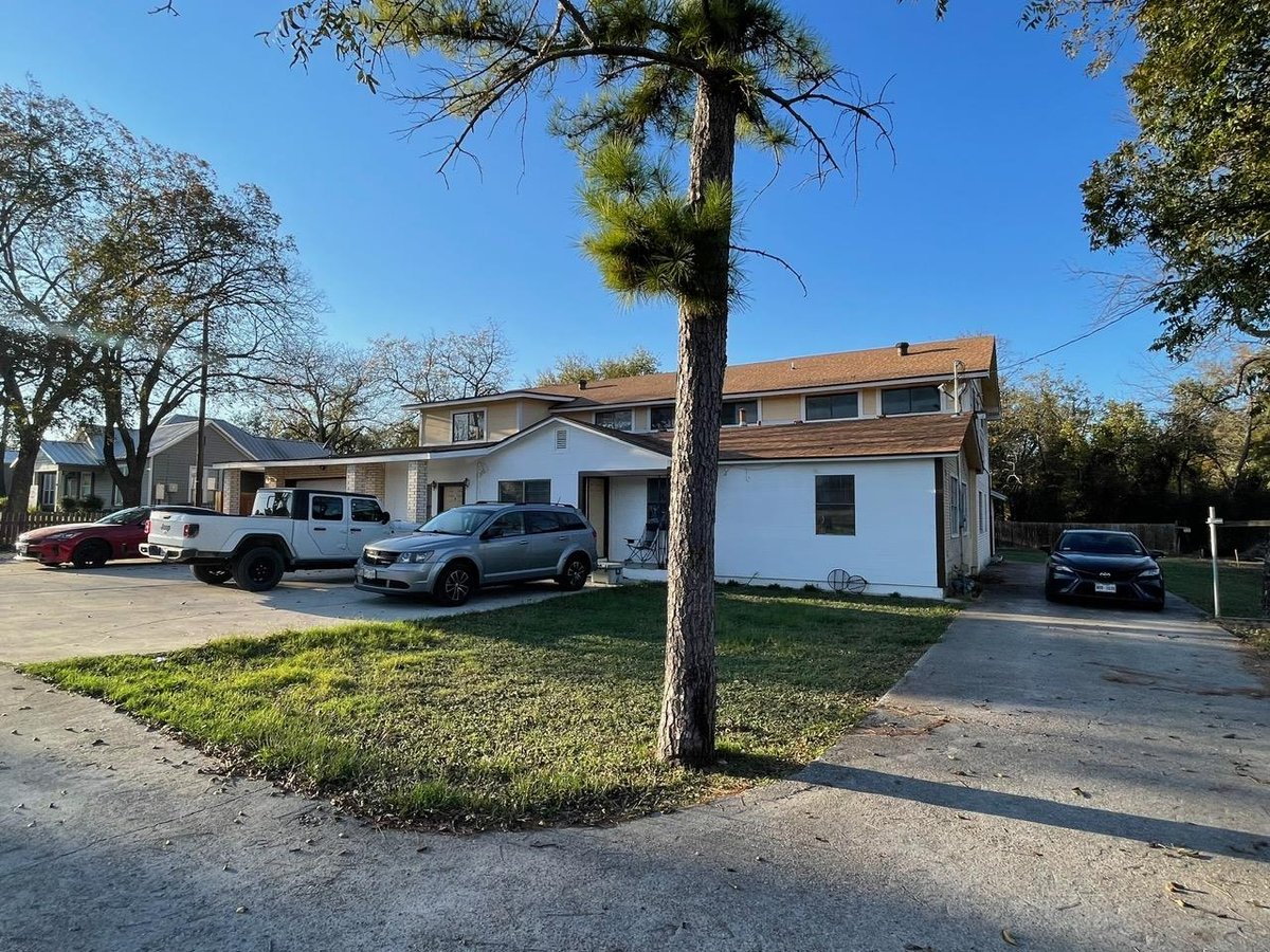 Living area at 613 Central Texas Expy Unit #A, B & C - 10 bed 5 bath home