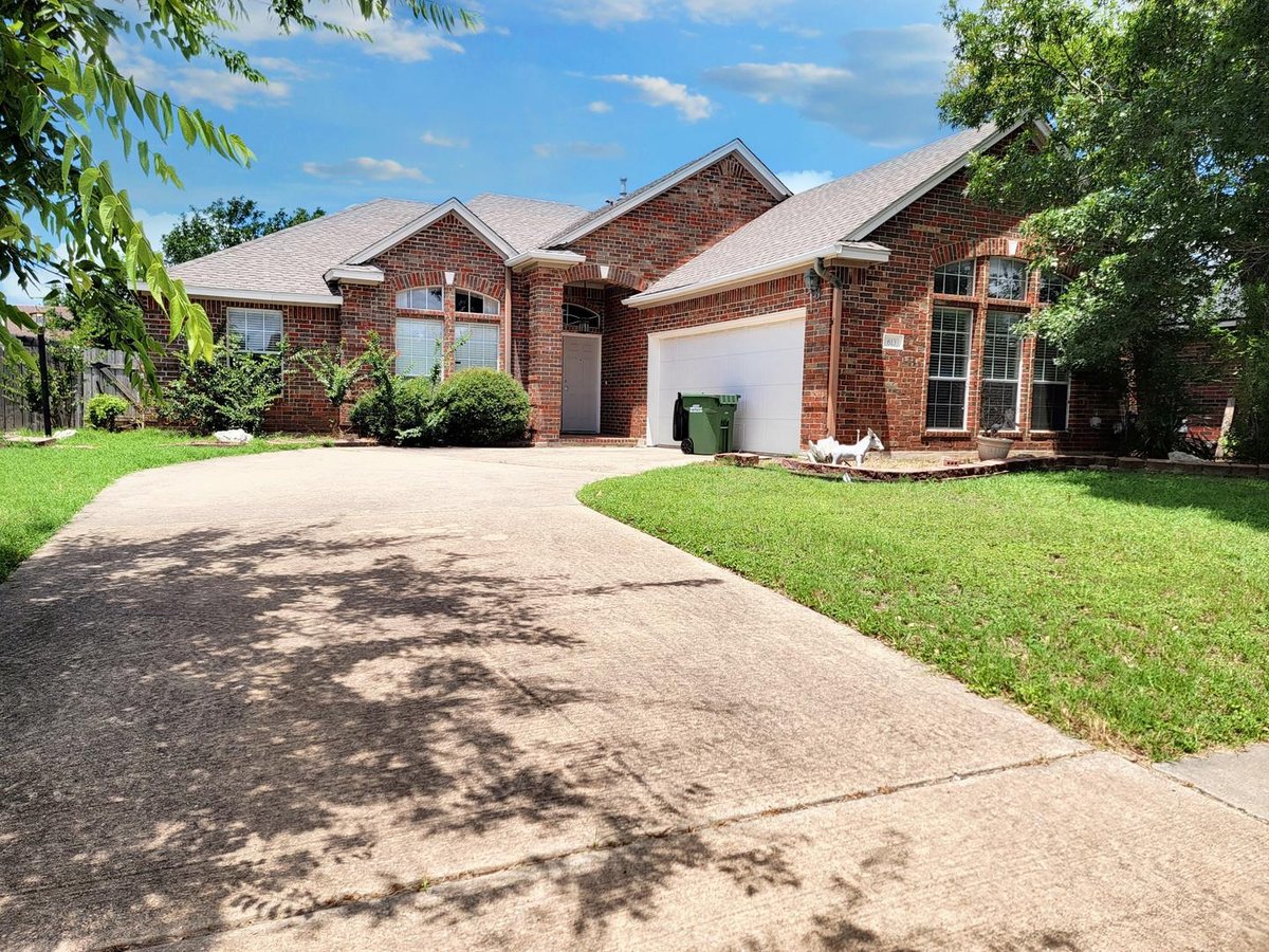 View 613 Deercreek Ln in North Creek Sec 01 613 Deercreek Ln - property photo 1 - Luxury home in North Creek Sec 01, Leander, TX