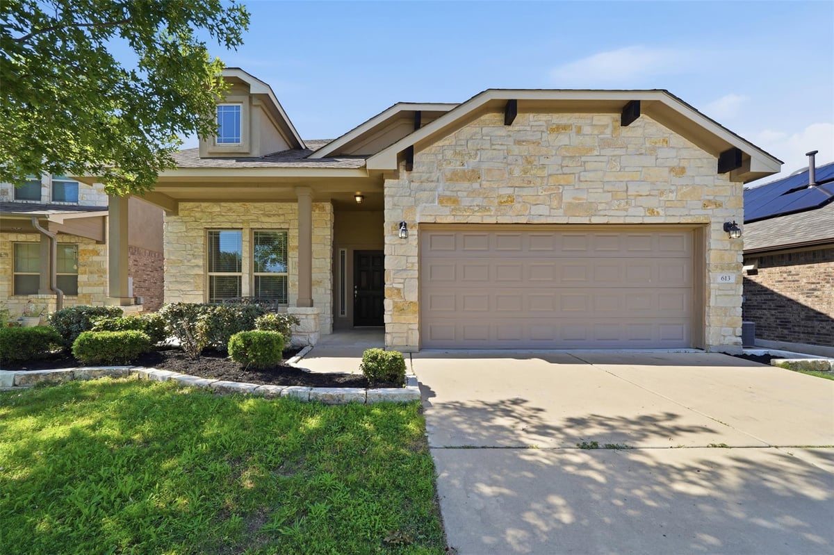 613 Longhorn Cavern RD - front exterior - Luxury home in Northside Mdw Ph 3, Leander, TX