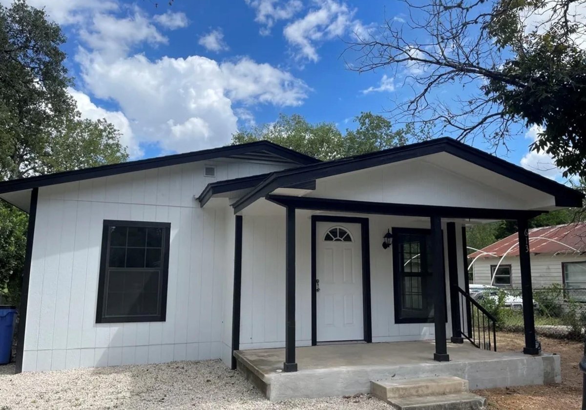 View 613 S Saunders St in West #1 613 S Saunders St - property photo 1 - Luxury home in West #1, Seguin, TX
