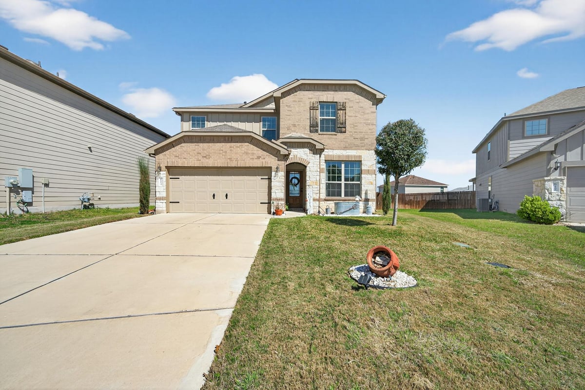 613 Whitman Ave - front exterior - Luxury home in CARLSON PLACE, Georgetown, TX