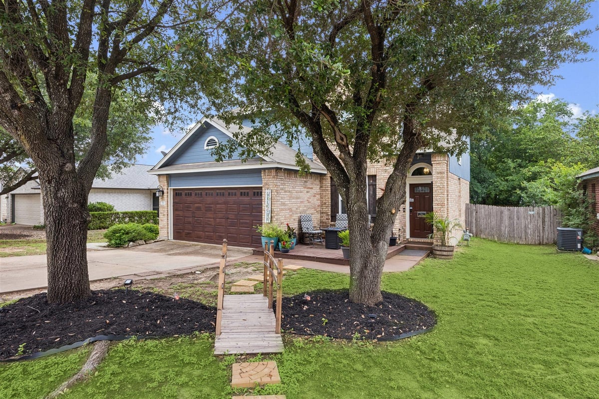 Living area at 614 Paso Fino Trl - 4 bed 2 bath home