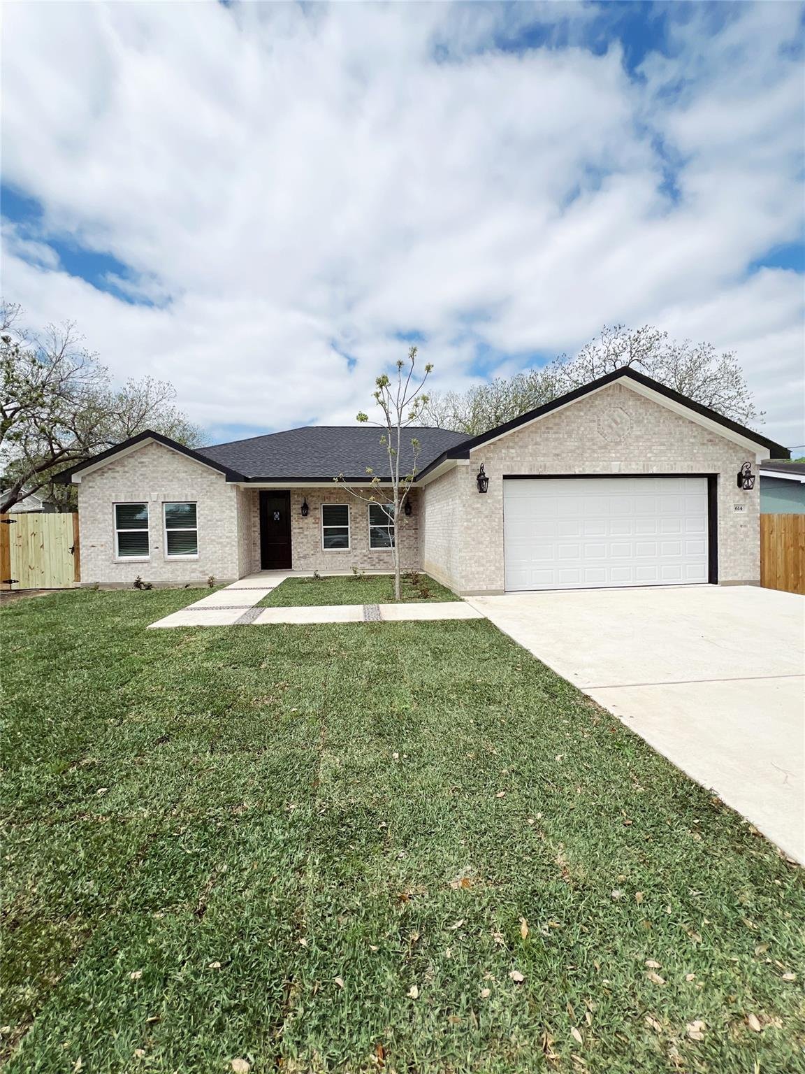 View 614 S Middle St in Dunk Sub 614 S Middle St - front exterior - Luxury home in Dunk Sub, Flatonia, TX