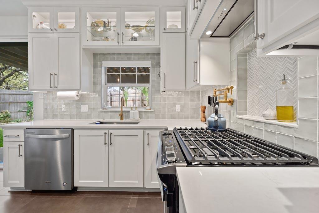 View 6141 Jumano LN in Legend Oaks Sec 07 6141 Jumano LN - property photo 1 - Luxury home in Legend Oaks Sec 07, Austin, TX