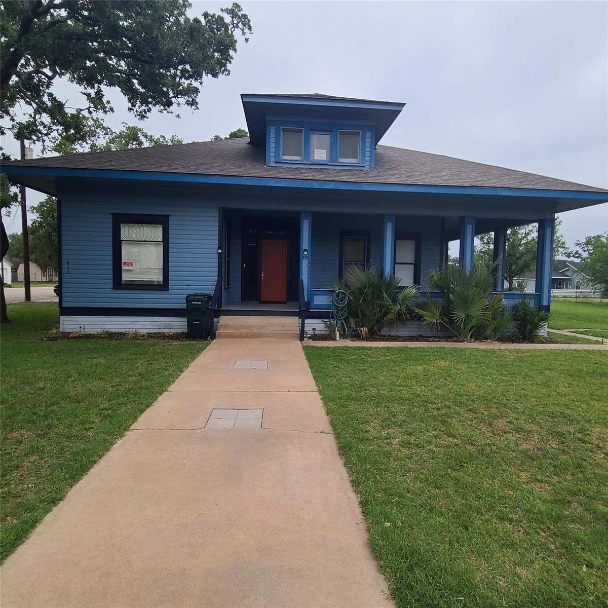 View 615 E Washington St in Ot Giddings 615 E Washington St - front exterior - Luxury home in Ot Giddings, Giddings, TX