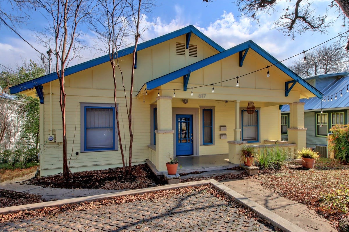 View 617 Lynn ST in Division Z 617 Lynn ST - property photo 1 - Luxury home in Division Z, Austin, TX