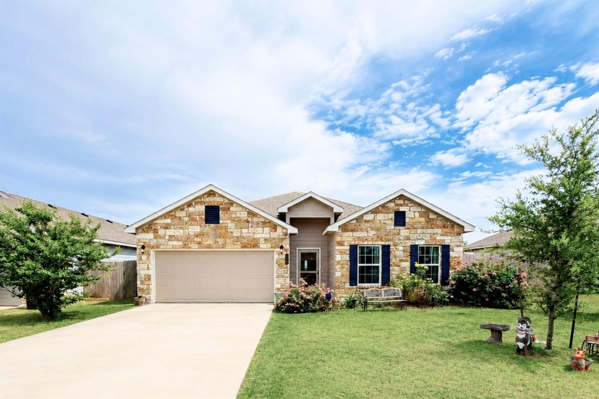 View 617 W Sheldon Ave in Countryside Estates 617 W Sheldon Ave - front exterior - Luxury home in Countryside Estates, Thrall, TX