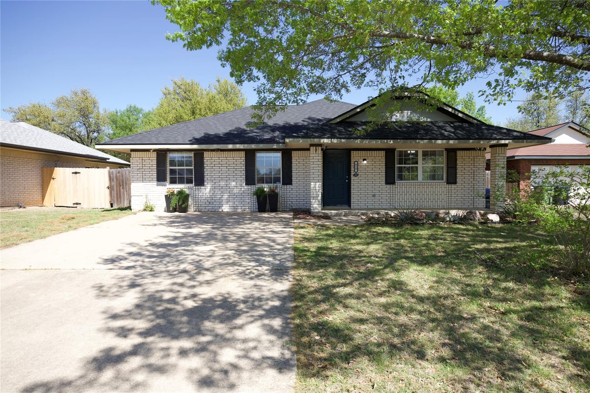 View 618 Bent Wood DR in Mason Creek North Sec 01 Rep 618 Bent Wood DR - front exterior - Luxury home in Mason Creek North Sec 01 Rep, Leander, TX