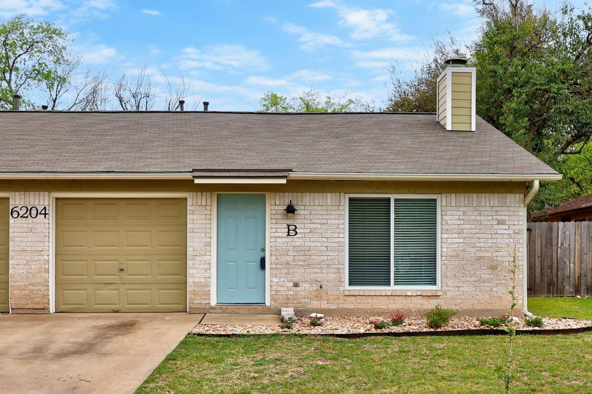 View 6204 Linda LN Unit #B in Roberts Terrace 6204 Linda LN Unit #B - property photo 1 - Luxury home in Roberts Terrace, Austin, TX