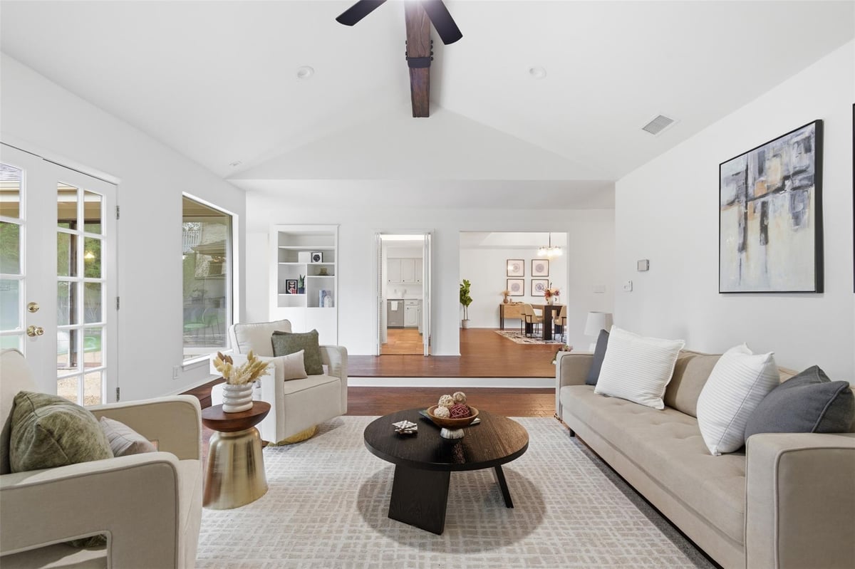Living area at 6207 Shadow Mountain Dr - 3 bed 2 bath home