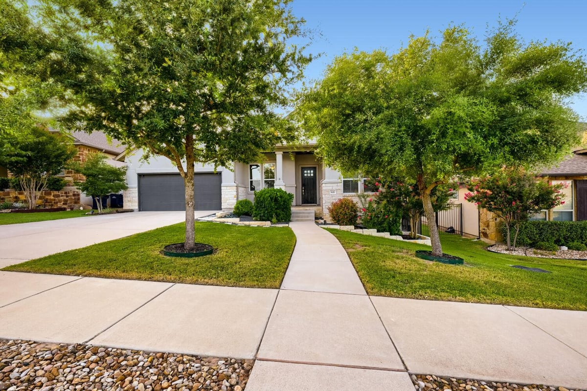 621 Rancho Sienna LOOP - front exterior - Luxury home in Rancho Sienna Sec 15, Georgetown, TX