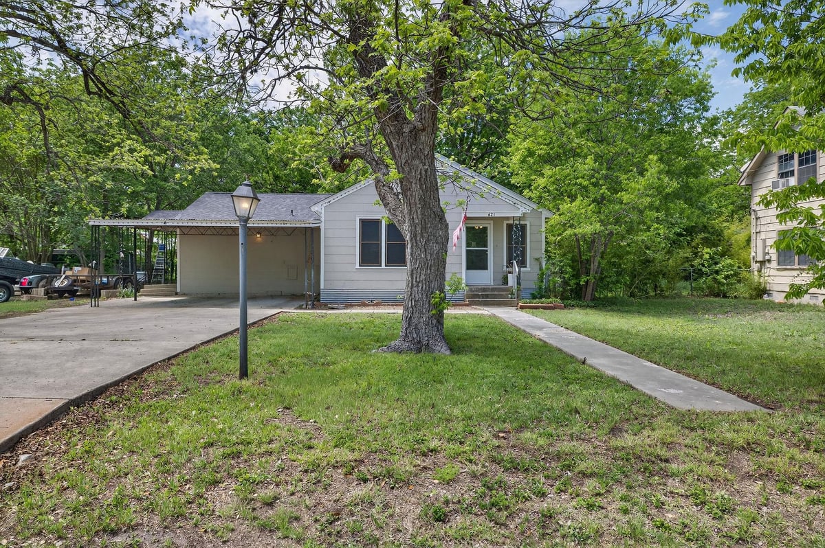 View 621 S Main St in Hudsons Add 621 S Main St - front exterior - Luxury home in Hudsons Add, Lockhart, TX