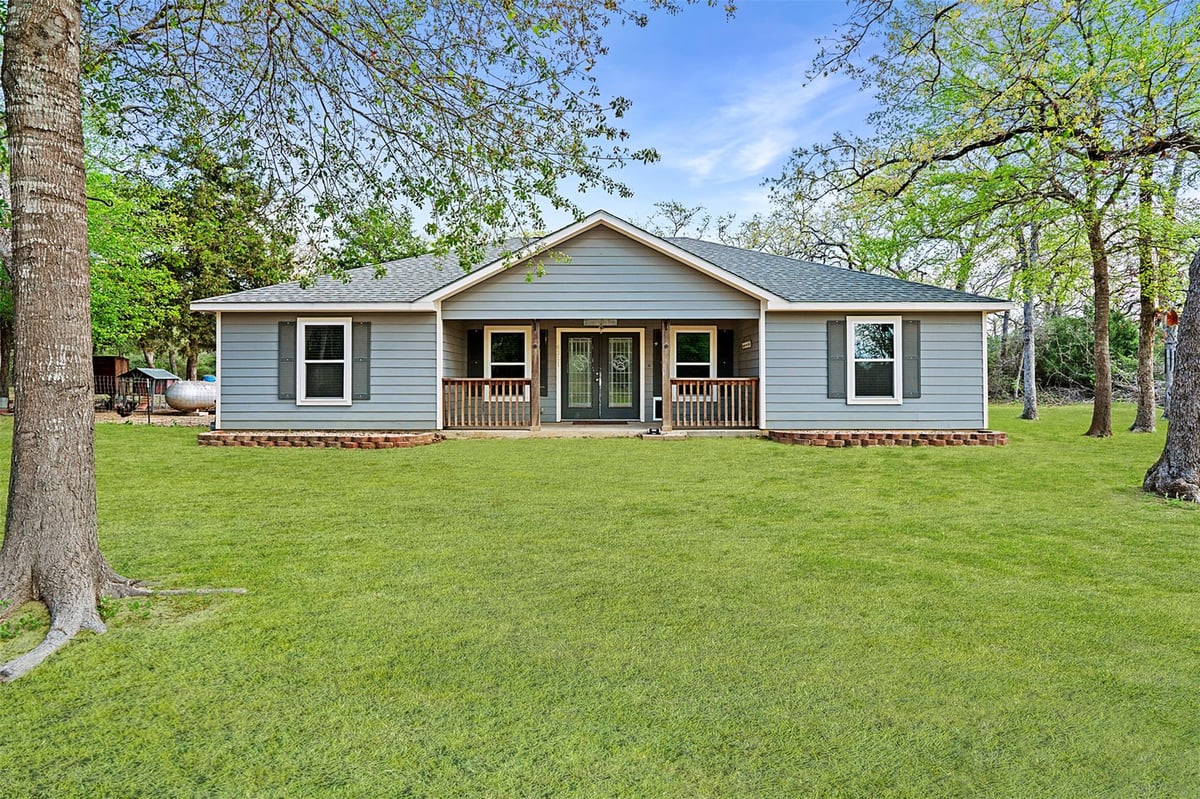 Living area at 6211 County Road 342 - 3 bed 2 bath home