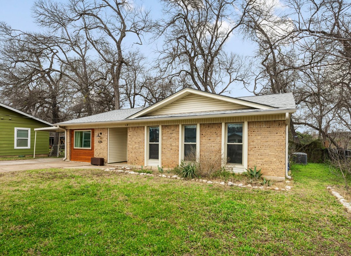 View 6216 Thurgood Ave in Johnston Terrace Sec 02 6216 Thurgood Ave - property photo 1 - Luxury home in Johnston Terrace Sec 02, Austin, TX