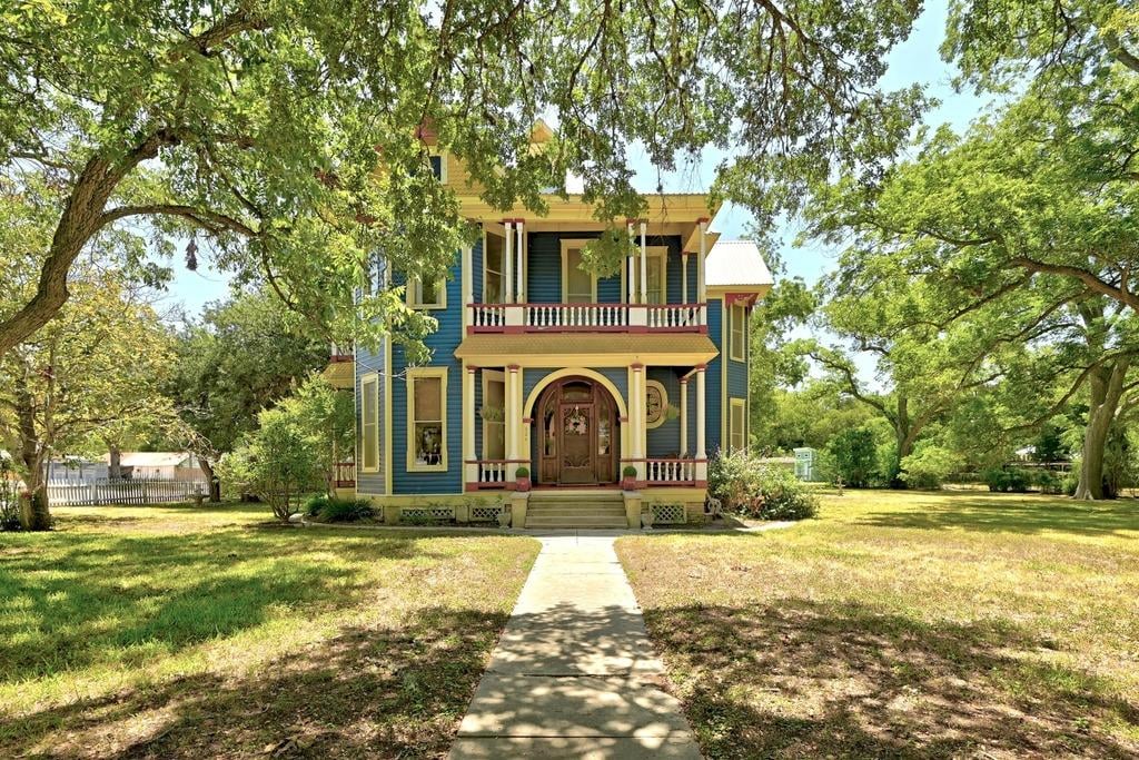 View 624 Saint Louis St in Inner Town/Gonzales 624 Saint Louis St - front exterior - Luxury home in Inner Town/Gonzales, Gonzales, TX