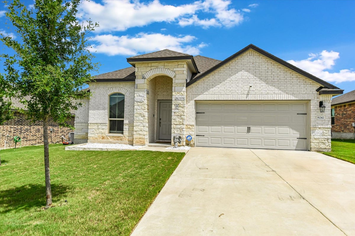 6242 Matagorda Rd - front exterior - Luxury home in Three Crks Ph Vi, Belton, TX