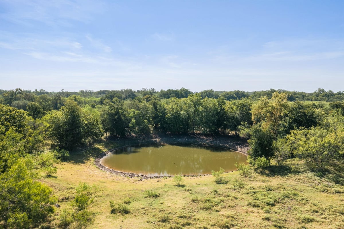 View 625 Callihan RD in Bugtussle 625 Callihan RD - property photo 1 - Luxury home in Bugtussle, Luling, TX