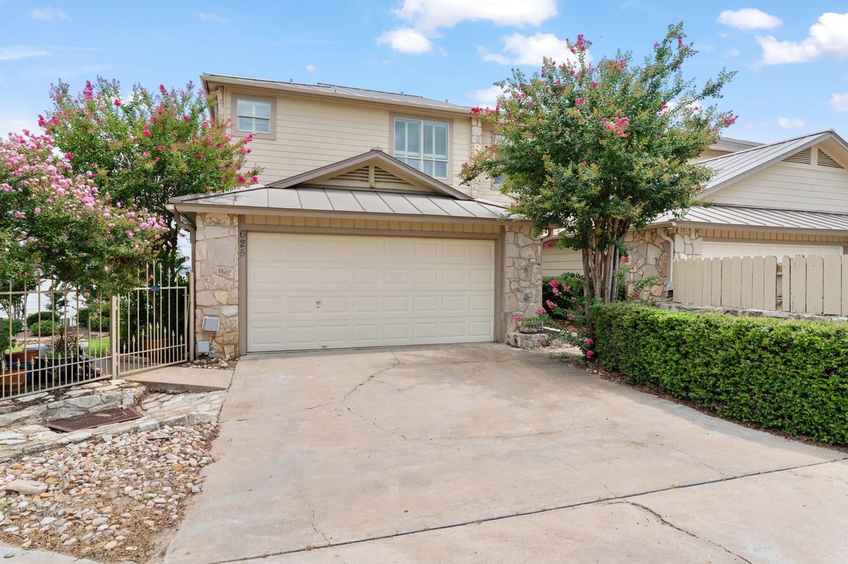 Living area at 625 Horseshoe Bay Blvd - 3 bed 3 bath home