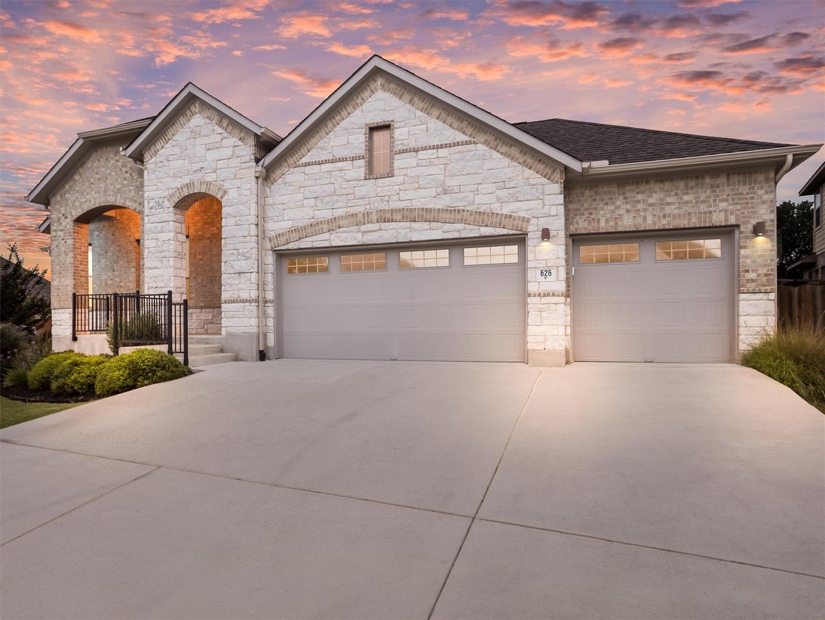 Living area at 626 Painted Creek Way - 3 bed 2 bath home