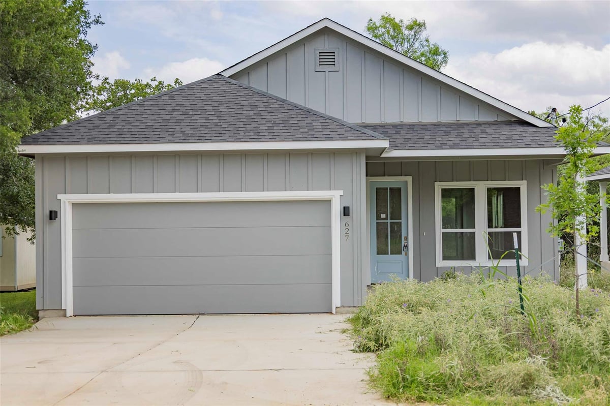 627 Birch LN - front exterior - Luxury home in Scarlet Oaks, Cottonwood Shores, TX