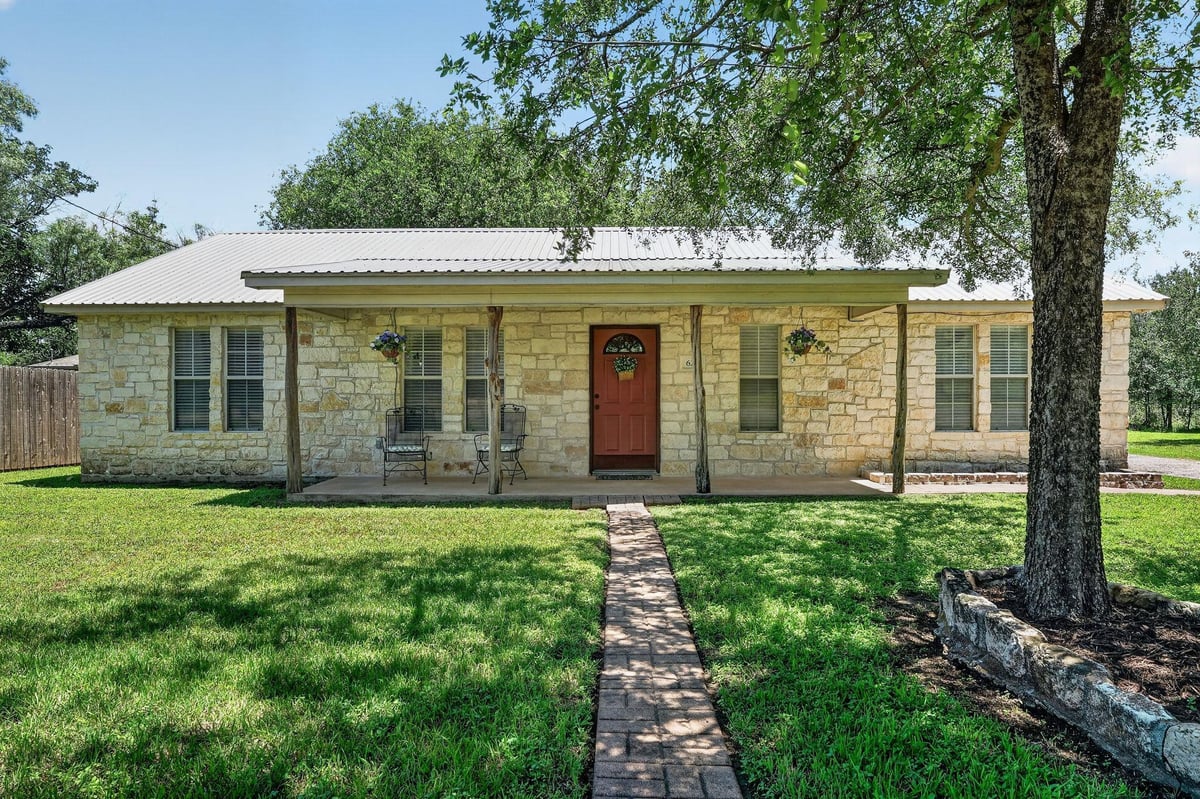 629 Birch LN - front exterior - Luxury home in Scarlet Oaks, Cottonwood Shores, TX