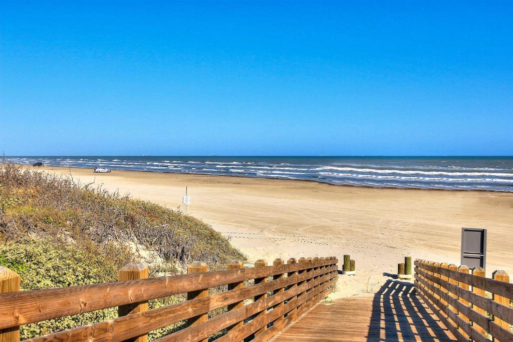 630 W Center Sq Unit #303 - front exterior - Luxury home in SUNFLOWER BEACH CONDOMINIUMS, Port Aransas, TX