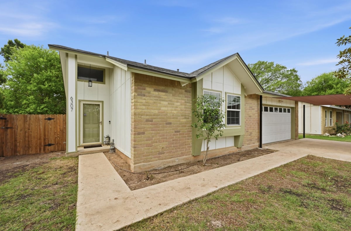 View 6307 Tara DR in Yarrabee Bend South Sec 01 6307 Tara DR - property photo 1 - Luxury home in Yarrabee Bend South Sec 01, Austin, TX