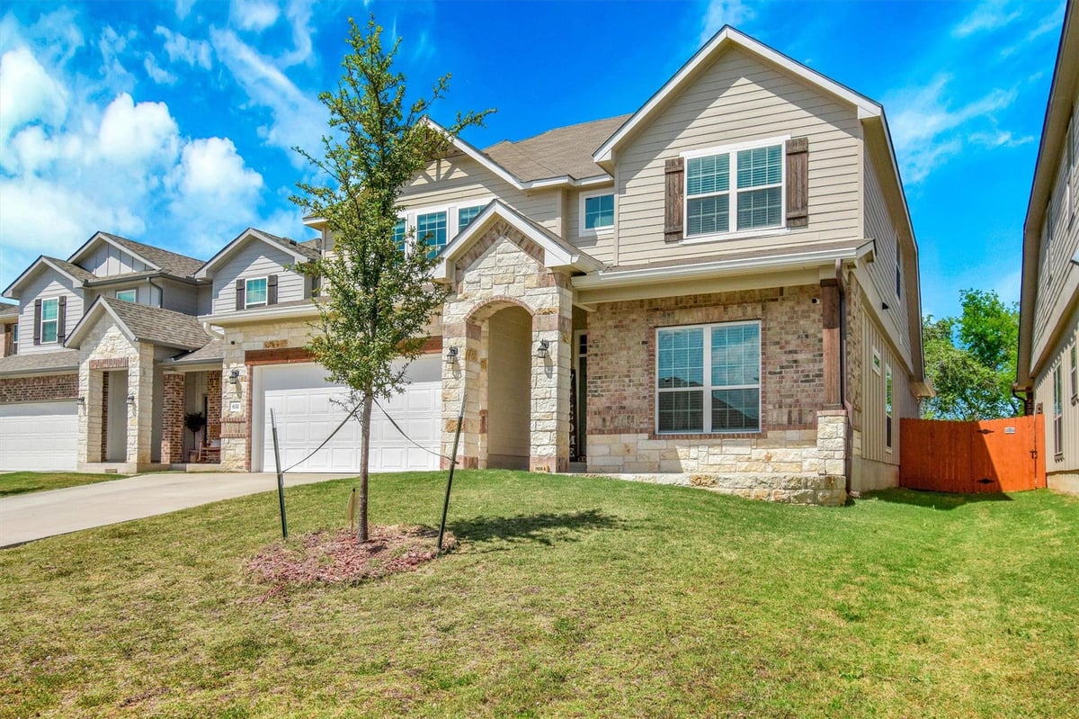 Living area at 632 Friar Tuck Dr - 5 bed 3 bath home