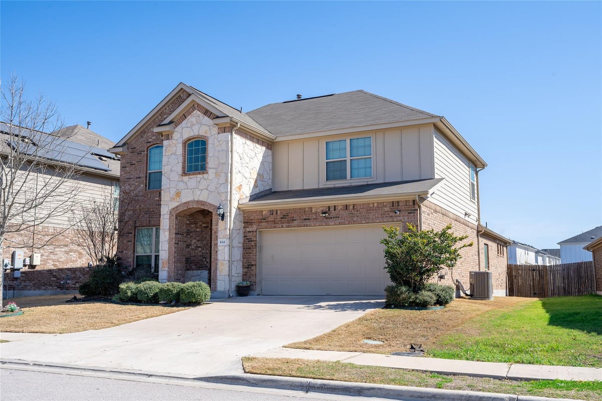 Living area at 634 Blossom Valley Strm - 4 bed 2 bath home
