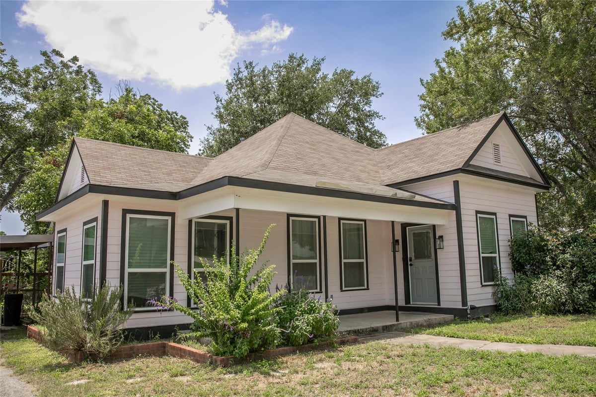 View 637 N Washington ST in NA 637 N Washington ST - front exterior - Luxury home in NA, La Grange, TX