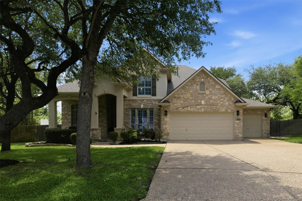 View 6400 Magenta LN in Hielscher Sec 14 6400 Magenta LN - property photo 1 - Luxury home in Hielscher Sec 14, Austin, TX