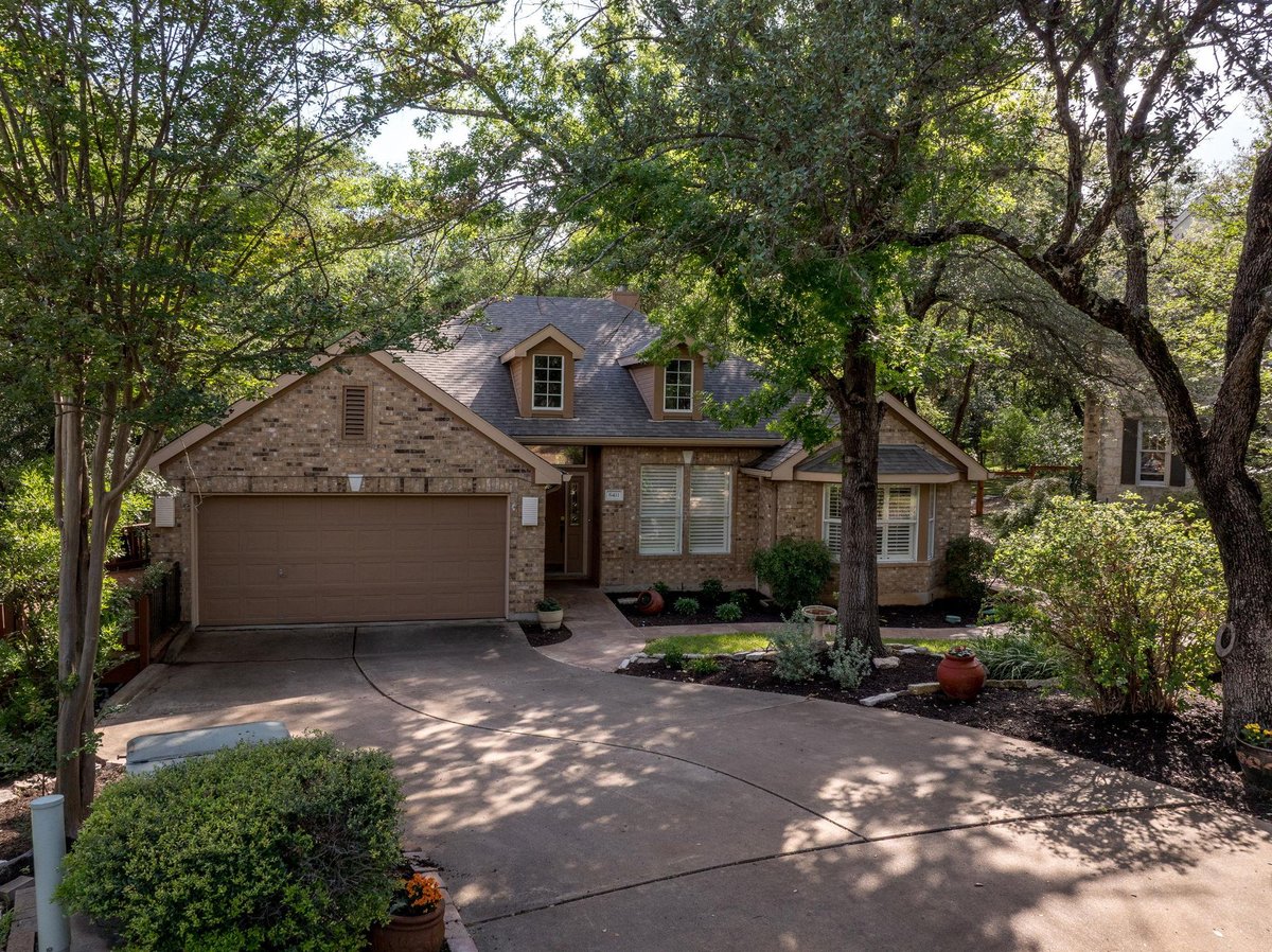 Living area at 6411 Johanne Ct - 3 bed 2 bath home