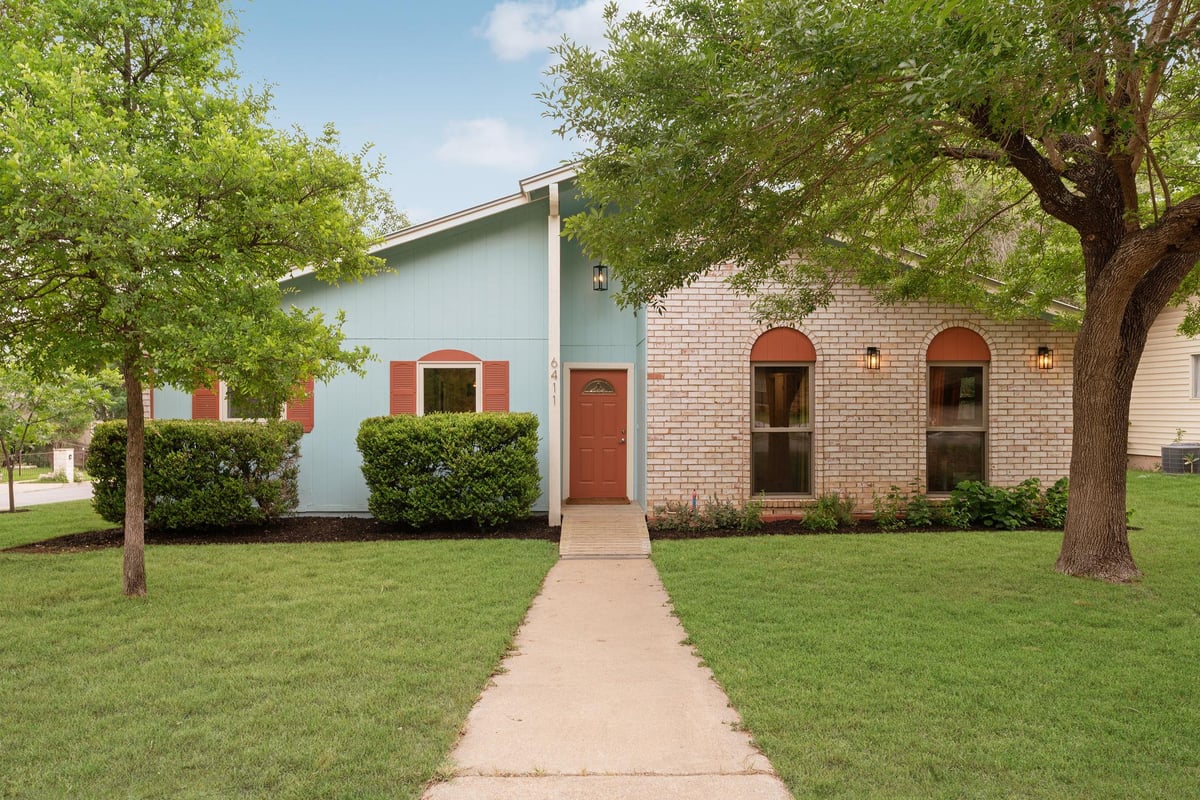 View 6411 King George Dr in Buckingham Place Sec 04 6411 King George Dr - front exterior - Luxury home in Buckingham Place Sec 04, Austin, TX