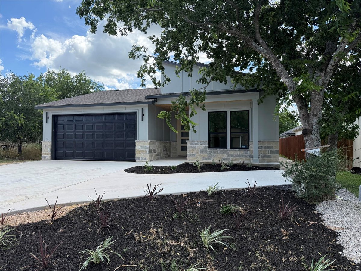 644 Birch LN - front exterior - Luxury home in Scarlet Oaks, Cottonwood Shores, TX