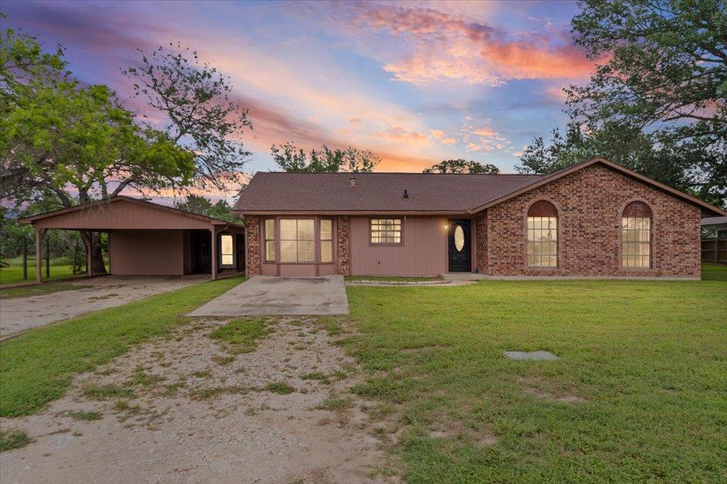View 650 W Austin RD in Seale Solomon 650 W Austin RD - front exterior - Luxury home in Seale Solomon, Luling, TX