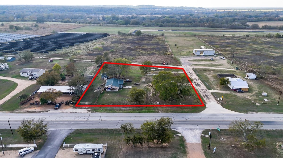 Living area at 655 NW Loop 230 - Decrow, Thomas, Smithville, TX