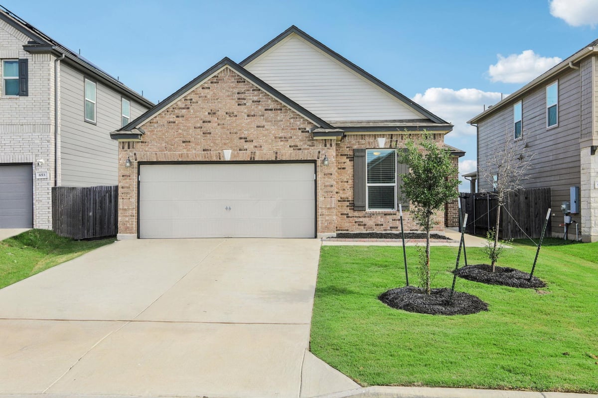 View 657 Bailey Park Dr in Bailey Park Ph 1 657 Bailey Park Dr - front exterior - Luxury home in Bailey Park Ph 1, Jarrell, TX