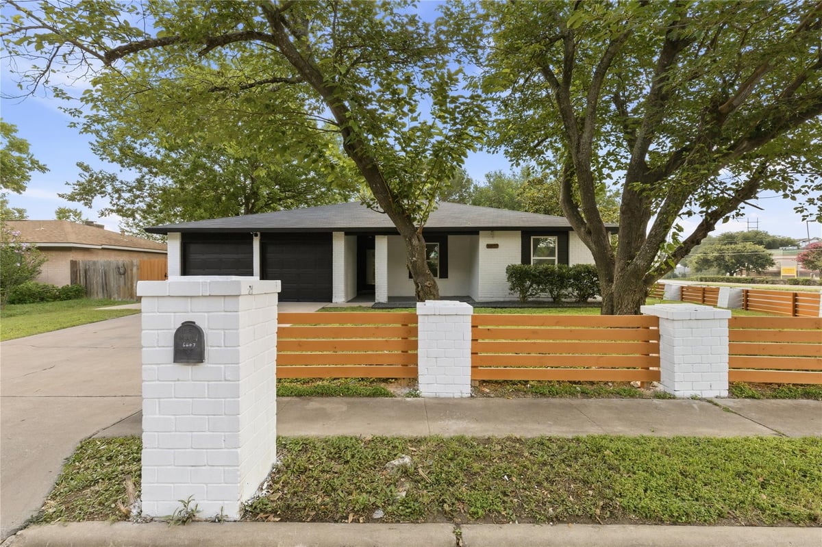 6607 Starstreak DR - front exterior - Luxury home in Buckingham Ridge Sec 01, Austin, TX