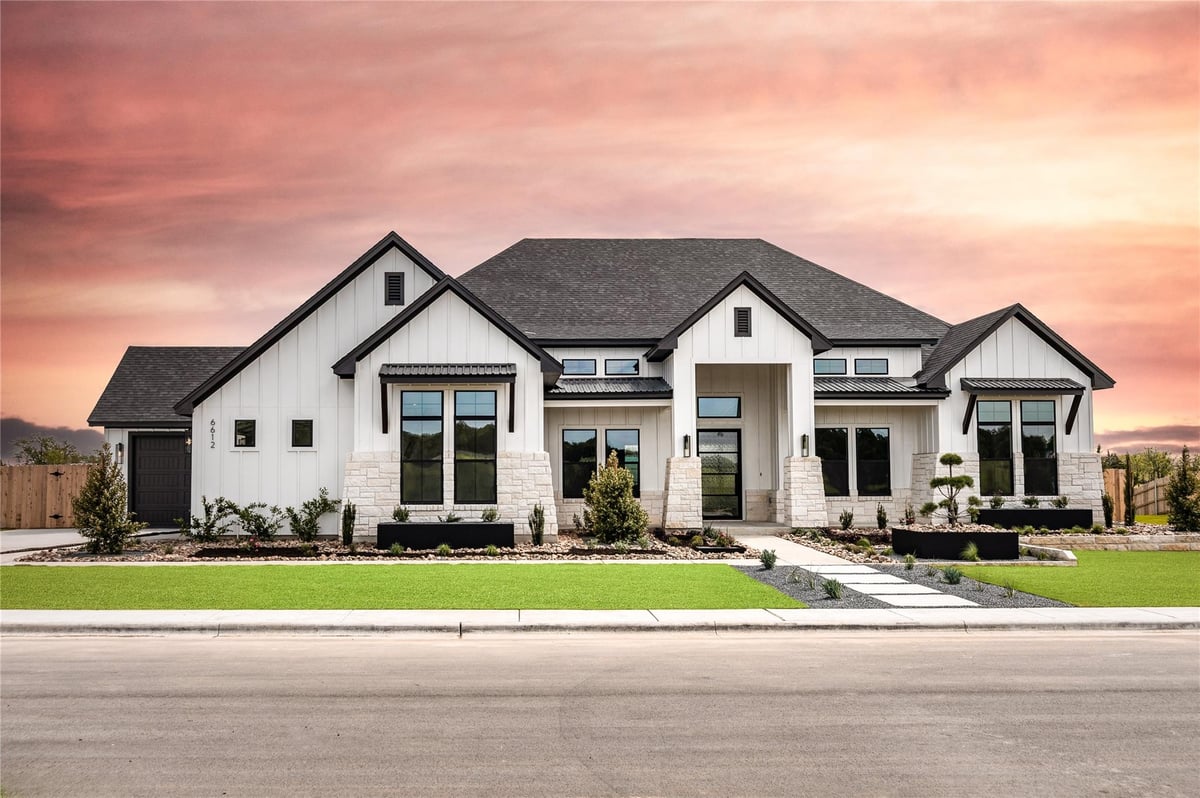 View 6612 King Oaks BLVD in King Oaks 6612 King Oaks BLVD - property photo 1 - Luxury home in King Oaks, Salado, TX