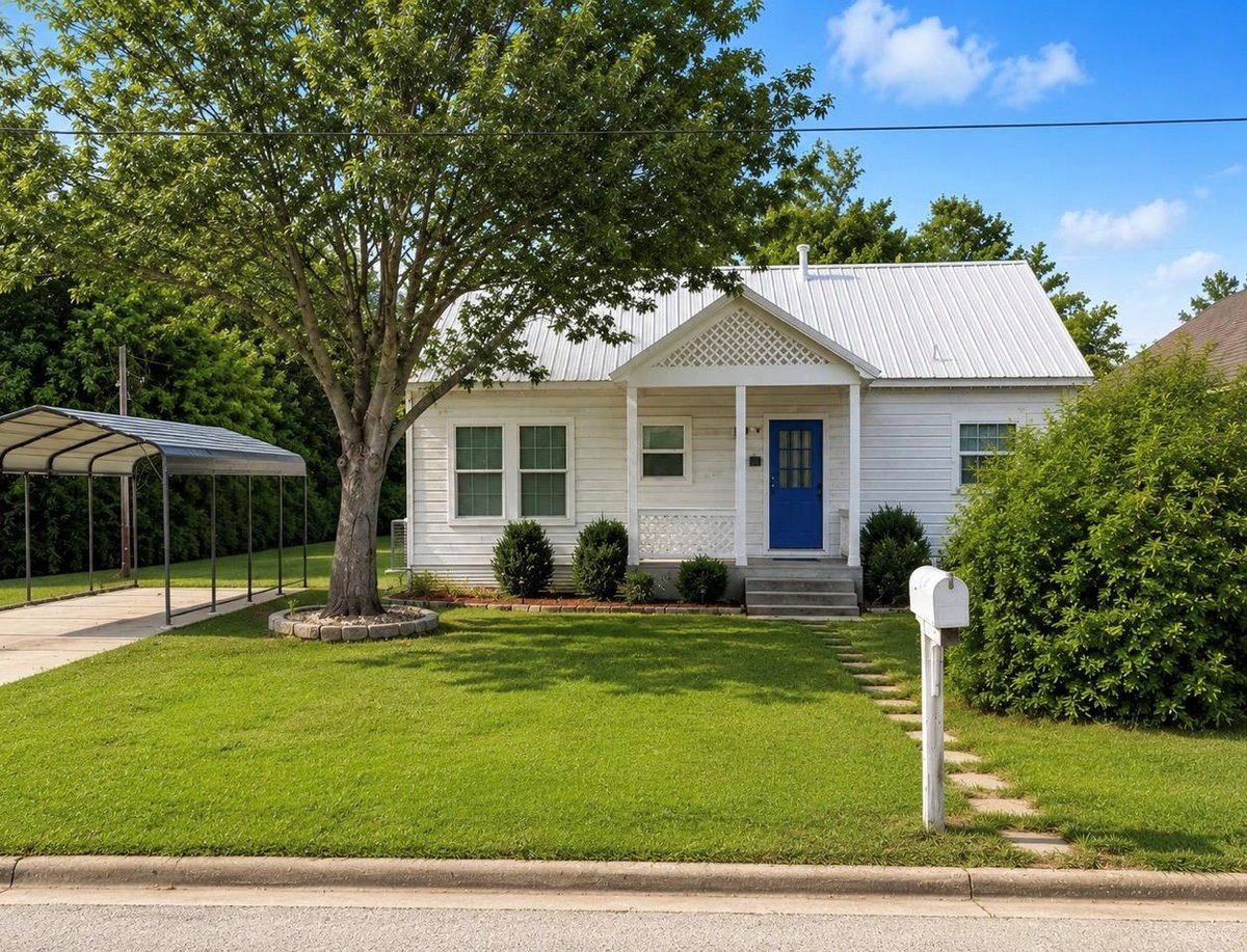 View 664 E Galveston ST in Giddings 664 E Galveston ST, photo 1, Giddings, Giddings, TX