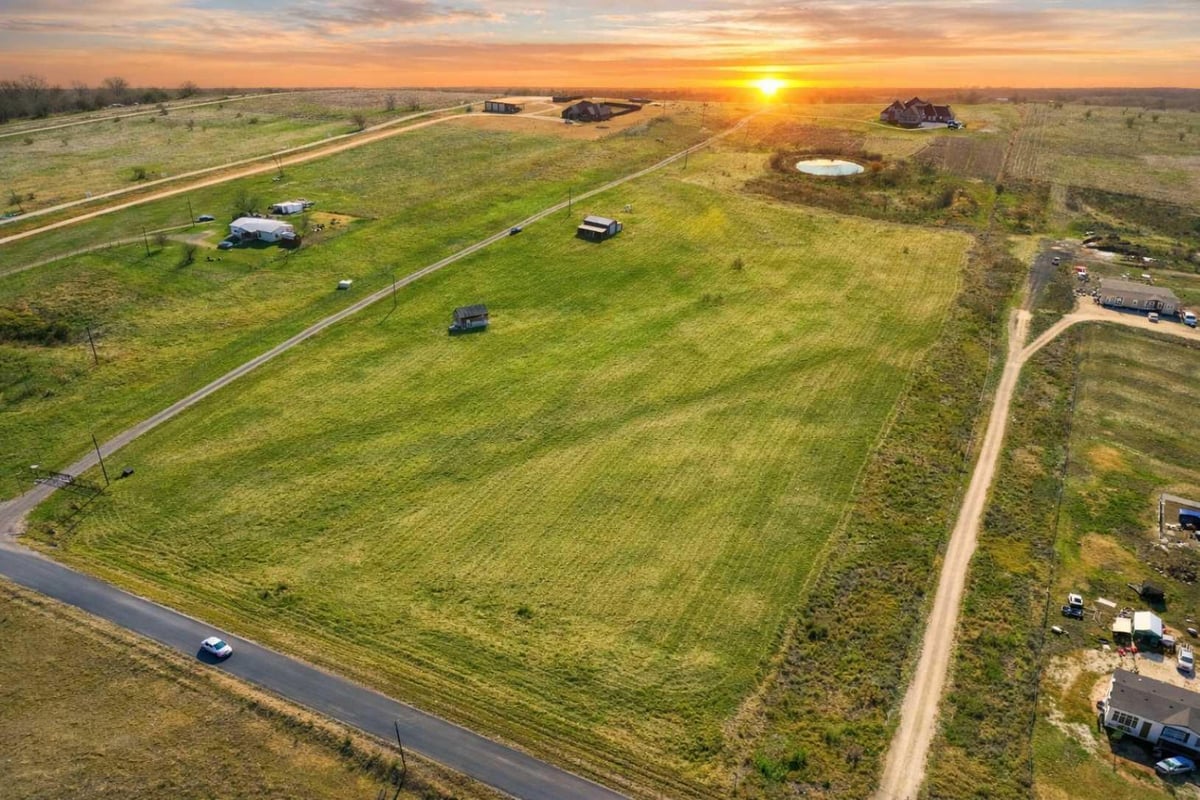 668 County Road 451 - front exterior - Luxury lot in Booth, Taylor, TX
