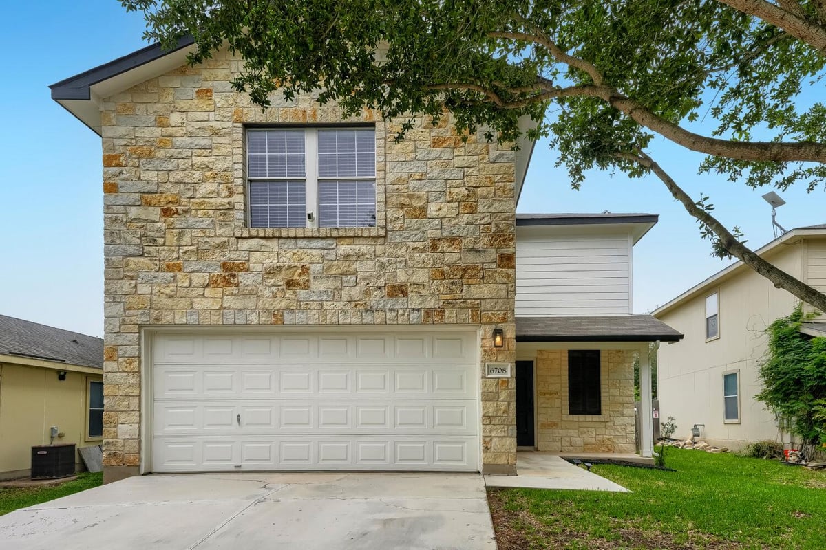 View 6708 Panda Royle Dr in Stoney Ridge Ph B Sec 01 6708 Panda Royle Dr - front exterior - Luxury home in Stoney Ridge Ph B Sec 01, Del Valle, TX
