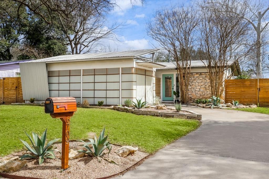 View 6709 Bryn Mawr Dr in University Hills Sec 03 Ph 02 6709 Bryn Mawr Dr - front exterior - Luxury home in University Hills Sec 03 Ph 02, Austin, TX