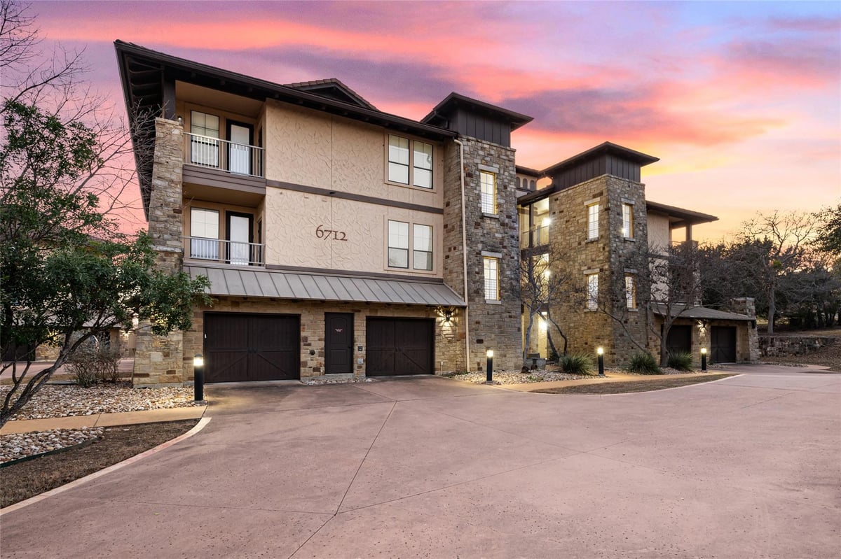 Living area at 6712 Lantern View Dr Unit #303 - 3 bed 2 bath home