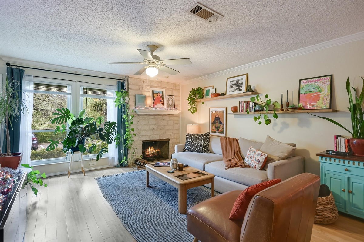 Living area at 6739 Old Quarry Ln - 2 bed 1 bath home