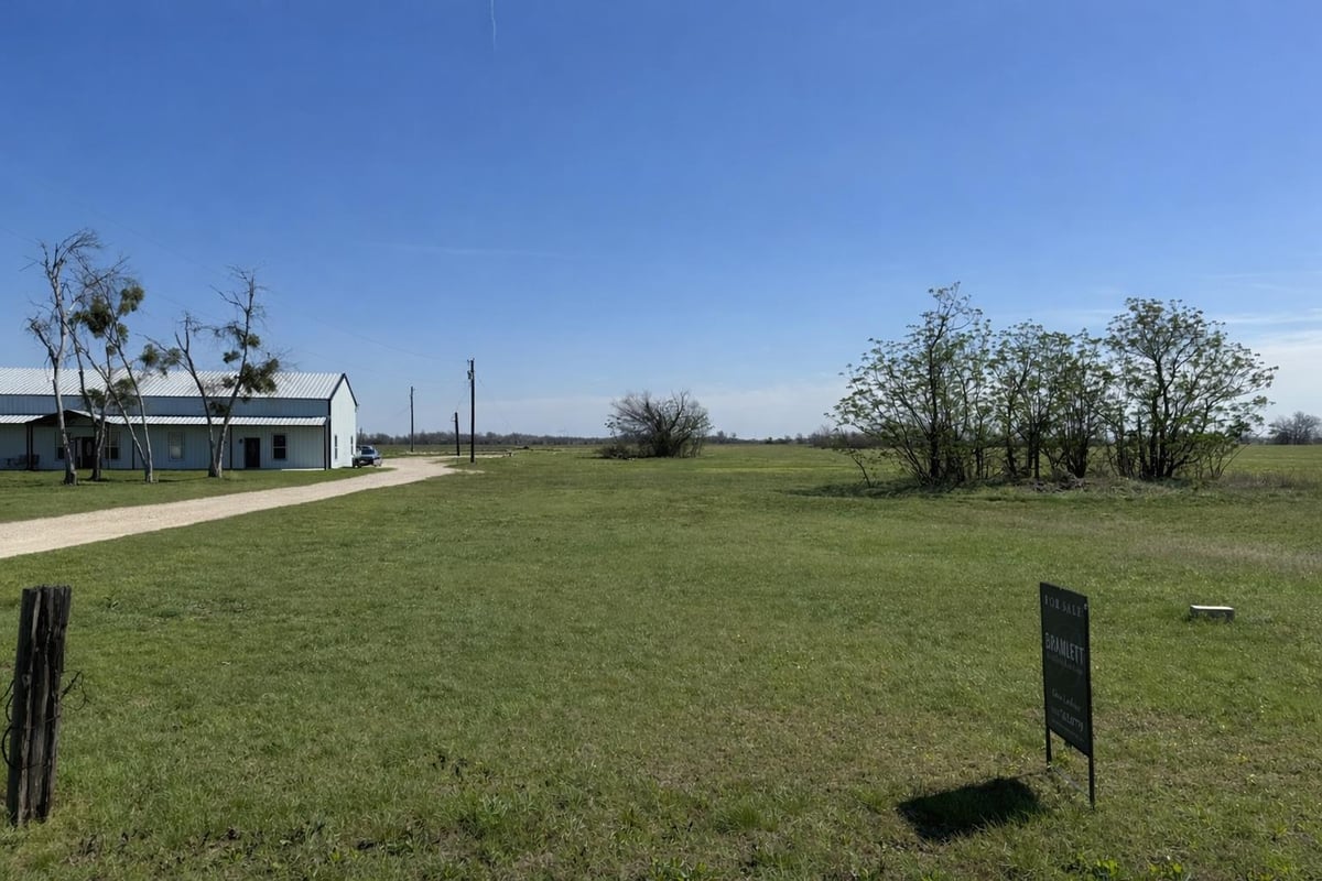 View 680 County Road 337 in Jett 680 County Road 337 - property photo 1 - Luxury lot in Jett, Granger, TX
