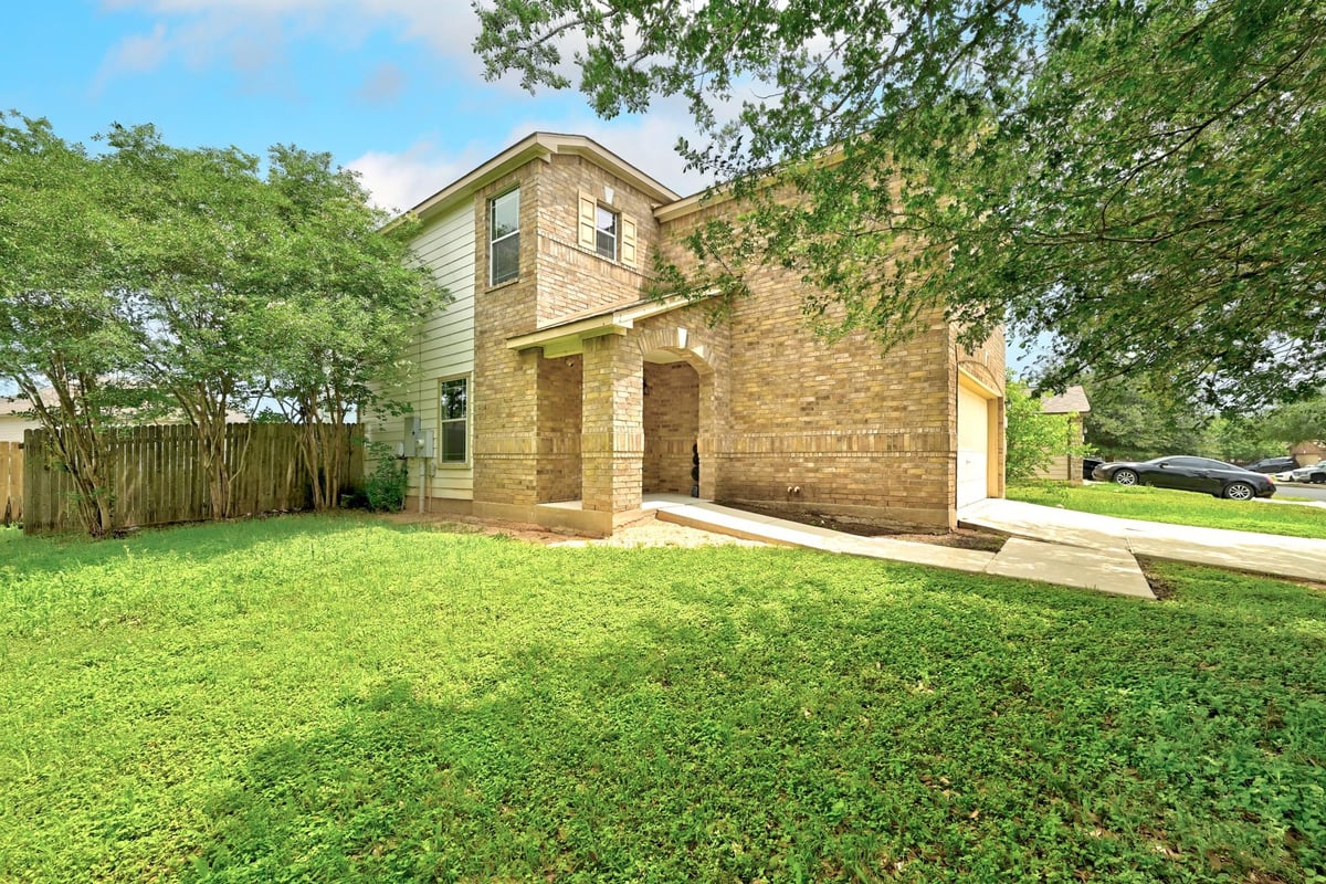 6800 Baythorne DR - front exterior - Luxury home in Sheldon 230, Austin, TX
