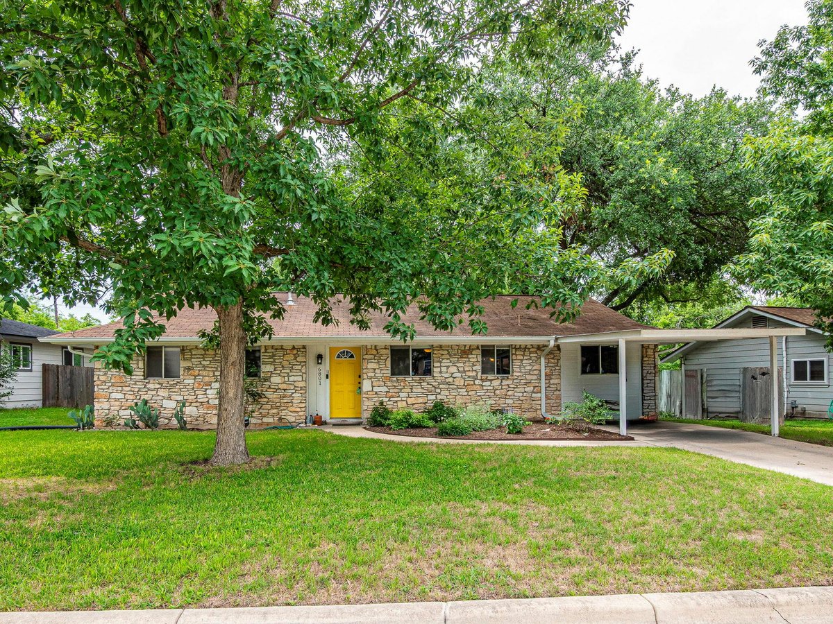 View 6801 Bryn Mawr Dr in University Hills Sec 03 Ph 02 6801 Bryn Mawr Dr - front exterior - Luxury home in University Hills Sec 03 Ph 02, Austin, TX