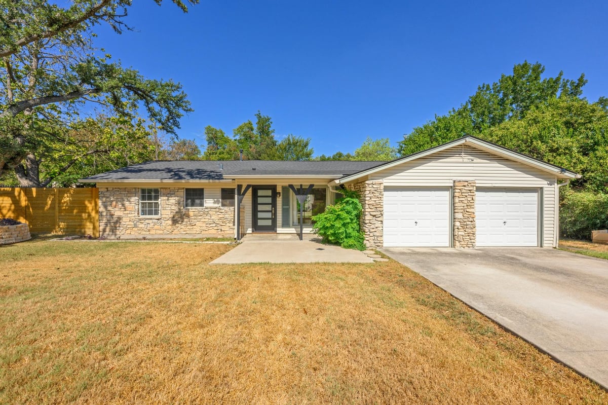 View 6802 Columbia DR in University Hills Sec 01 6802 Columbia DR - property photo 1 - Luxury home in University Hills Sec 01, Austin, TX